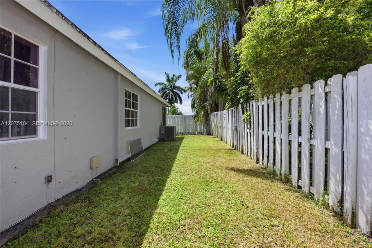 1181 SW 108th Ter, Davie, FL 33324 Photo