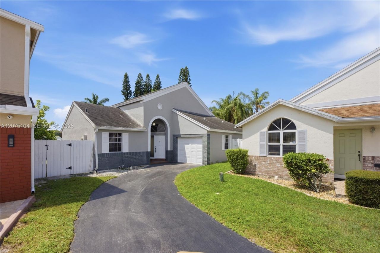 1181 SW 108th Ter, Davie, FL 33324 Photo