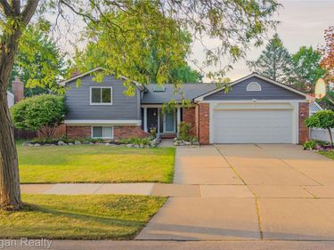 1653 Oakcrest Drive, Troy, Mi 48083