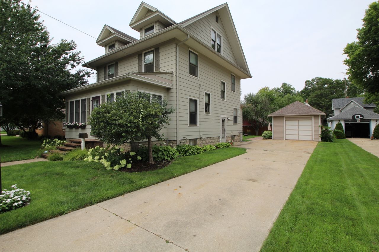 410 E Hurlbut, Belvidere, IL 61008 Main Photo