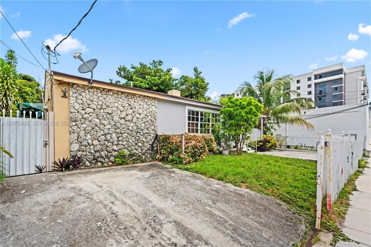 2723 NW 3rd St, Miami, FL 33125 Photo