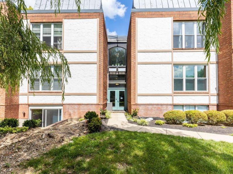 3825 Petoskey Avenue, Unit 21, Mariemont, OH 45227 Photo 1