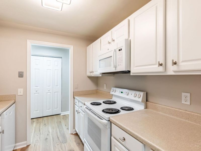3825 Petoskey Avenue, Unit 21, Mariemont, OH 45227 Photo 5