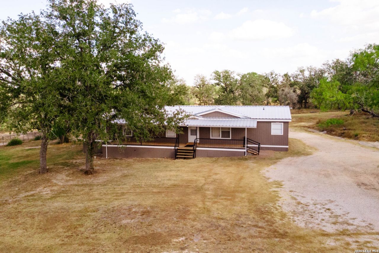 215 Shady Oaks, Floresville, TX 78114 Main Photo