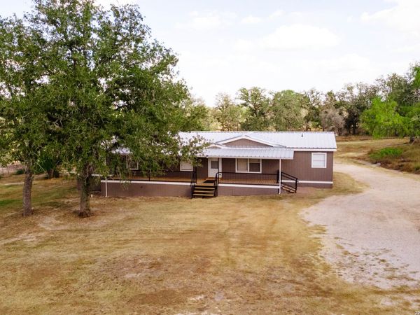 215 Shady Oaks, Floresville, TX 78114