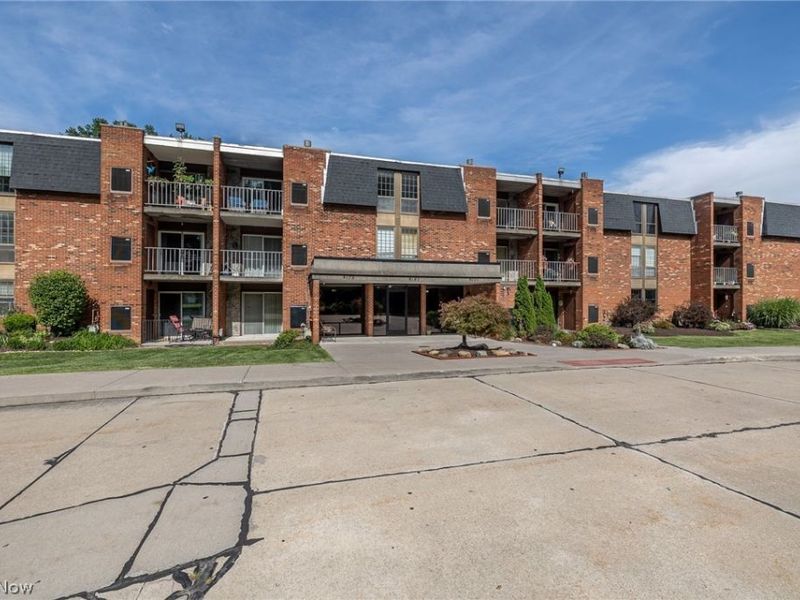 4179 Columbia Road, Unit 109, North Olmsted, OH 44070 Photo 1