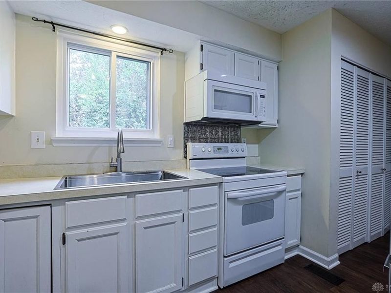 7661 Brams Hill Drive, Washington Township, OH 45459 Photo 8