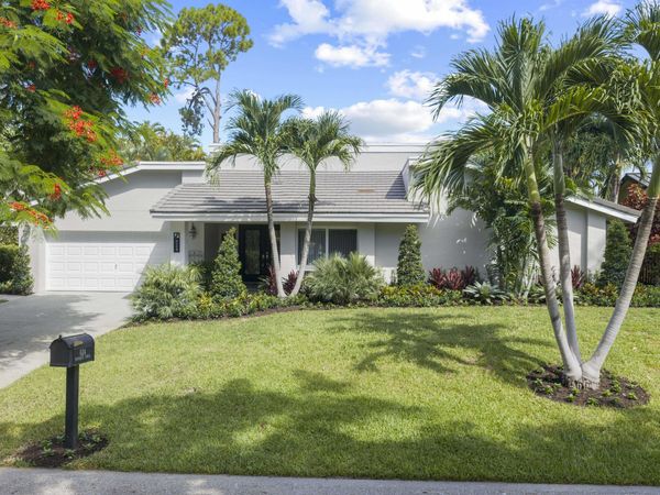 824 Foxpointe Circle, Delray Beach, FL 33445