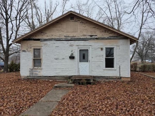 502 E Saint Charles Avenue , Mcleansboro, IL 62859