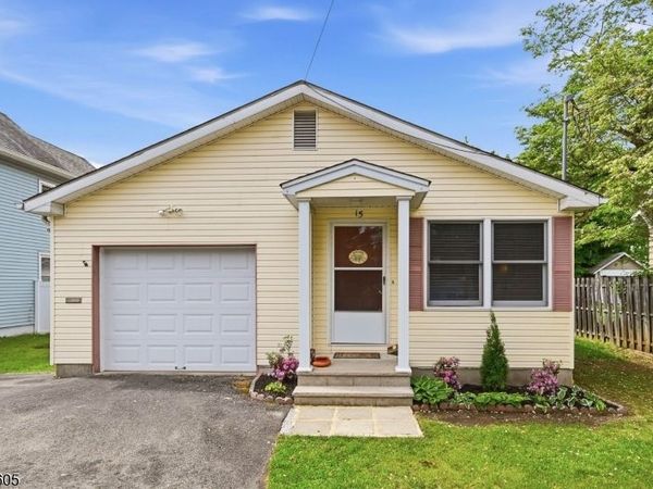 15 Orchard St, Bloomingdale, NJ 07403