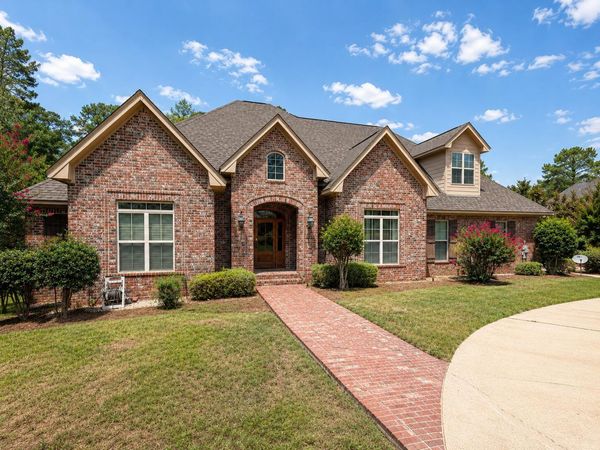121 Lake Estates Dr., Hattiesburg, MS 39402