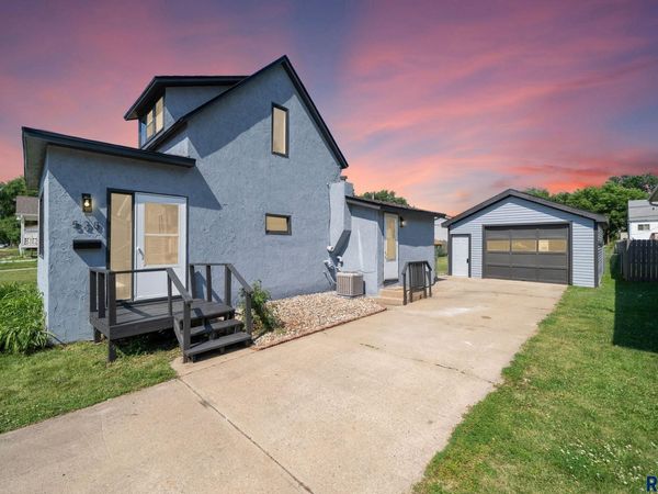 528 S Elmwood Ave, Sioux Falls, SD 57104