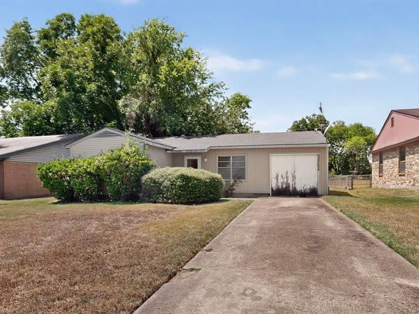 2225 Mayfair Street, Ennis, TX 75119