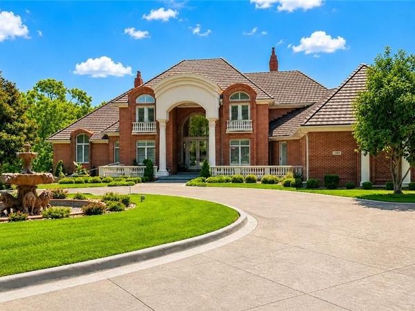 6006 West Shore Court, Parkville, MO 64152