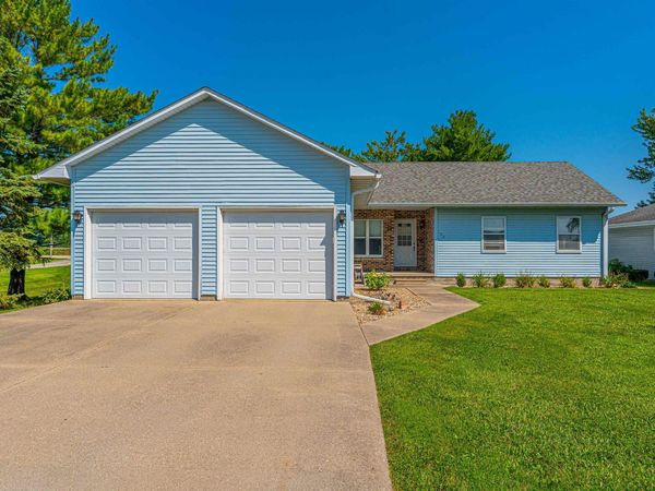100 LINCOLNWOOD Drive, Lincoln, IL 62656