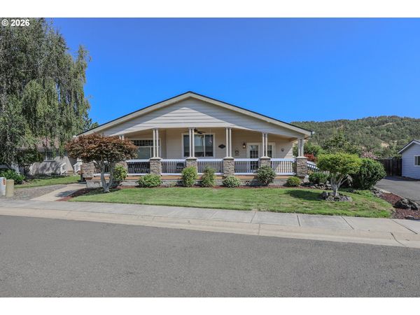 136 JACOB HALE WAY, Roseburg, OR 97471
