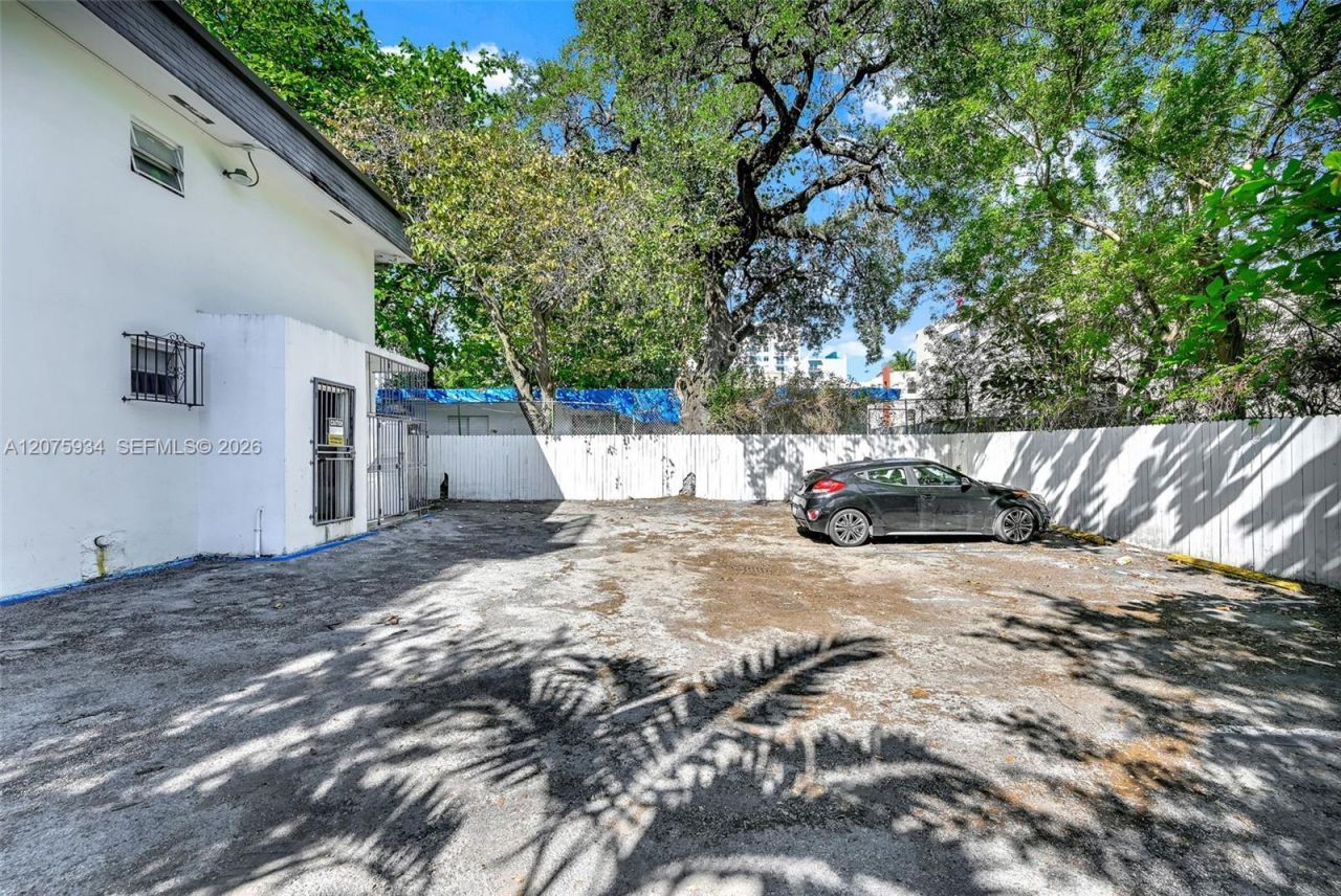 641 NW 2nd St , Miami, FL 33128 Photo