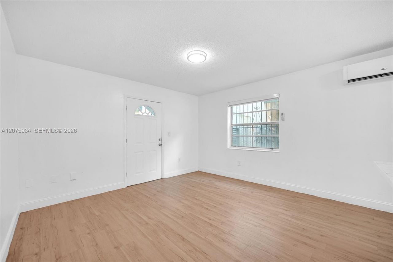 641 NW 2nd St , Miami, FL 33128 Photo