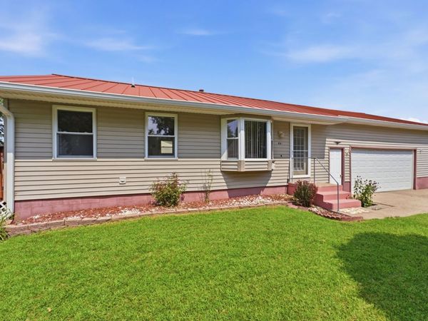 414 15th Place , Camanche, IA 52730