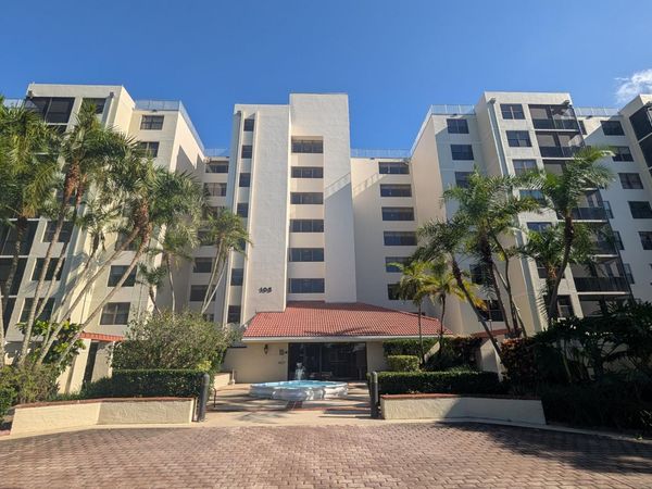 105 Lake Emerald Drive, Unit 810, Oakland Park, FL 33309