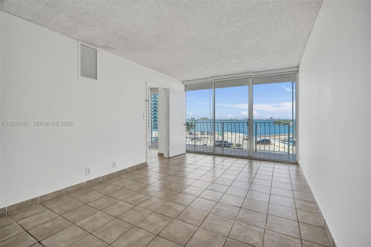 7601 E Treasure Dr , Unit 717, North Bay Village, FL 33141 Photo