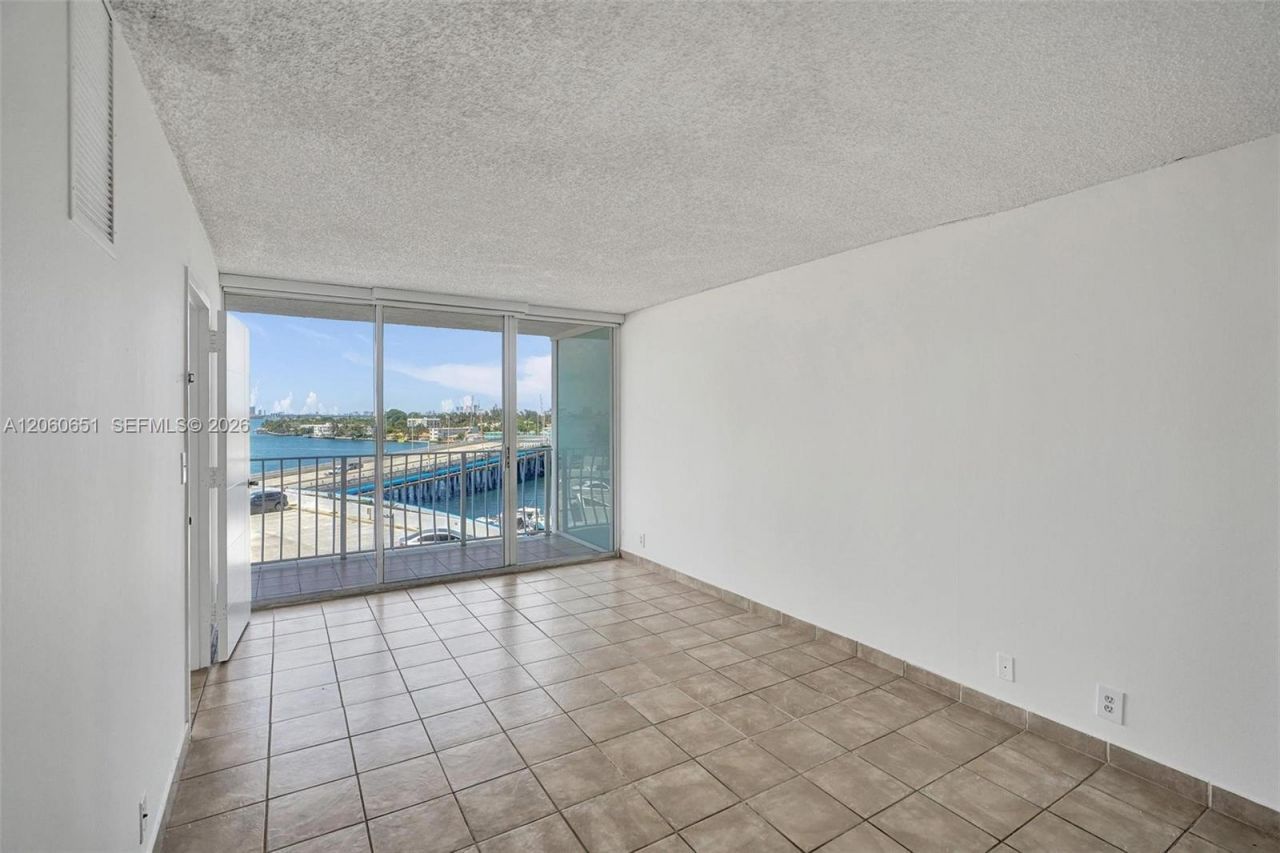 7601 E Treasure Dr , Unit 717, North Bay Village, FL 33141 Photo