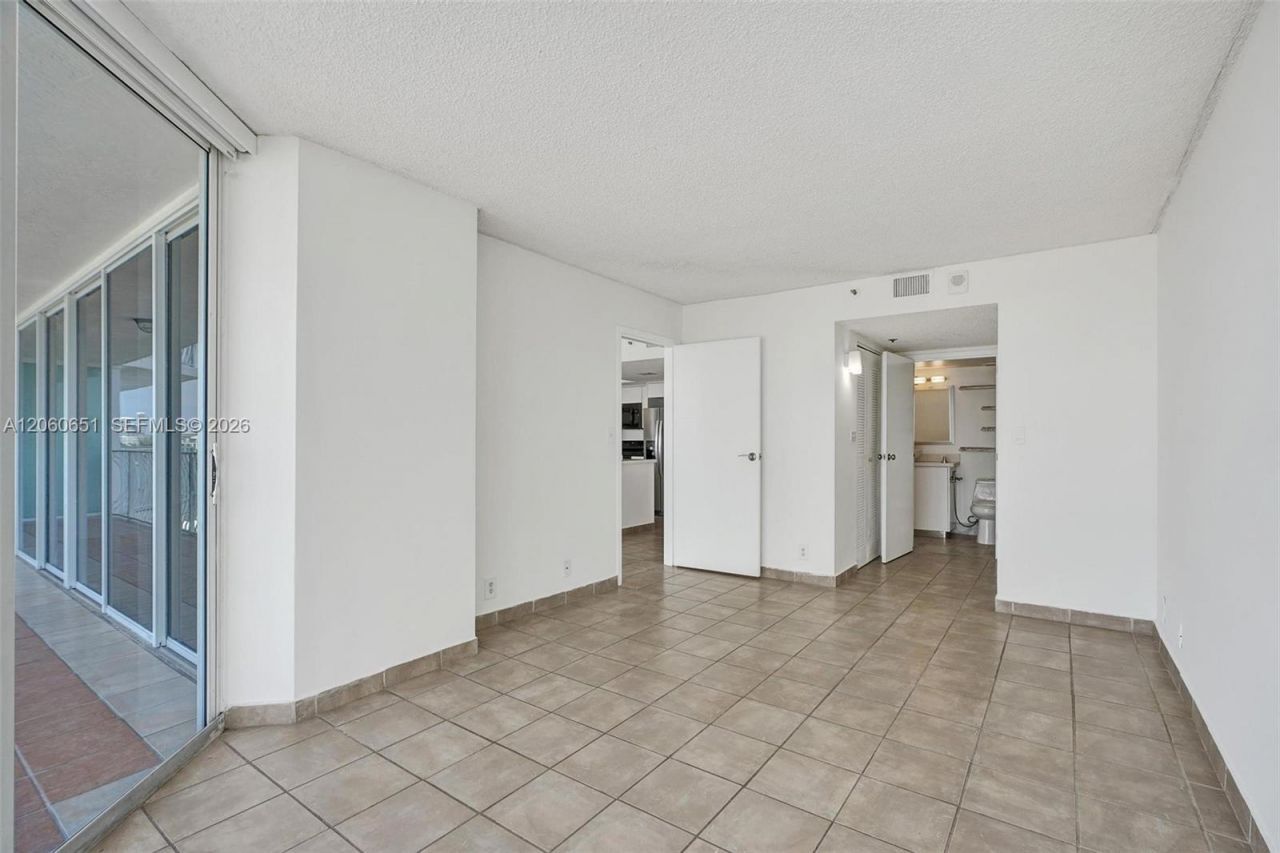 7601 E Treasure Dr , Unit 717, North Bay Village, FL 33141 Photo