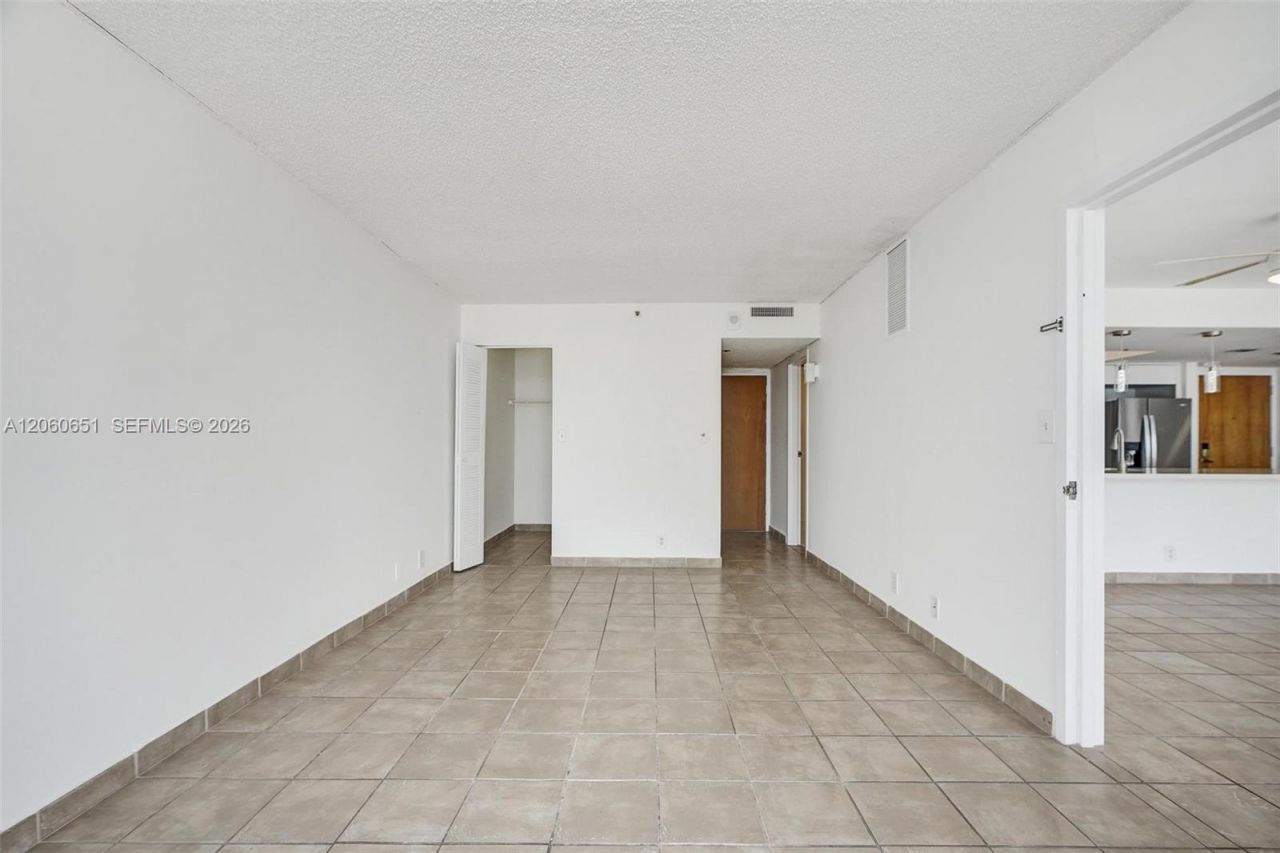 7601 E Treasure Dr , Unit 717, North Bay Village, FL 33141 Photo