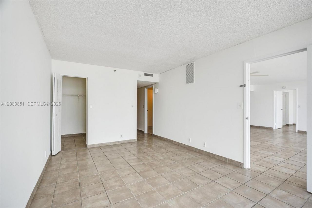 7601 E Treasure Dr , Unit 717, North Bay Village, FL 33141 Photo