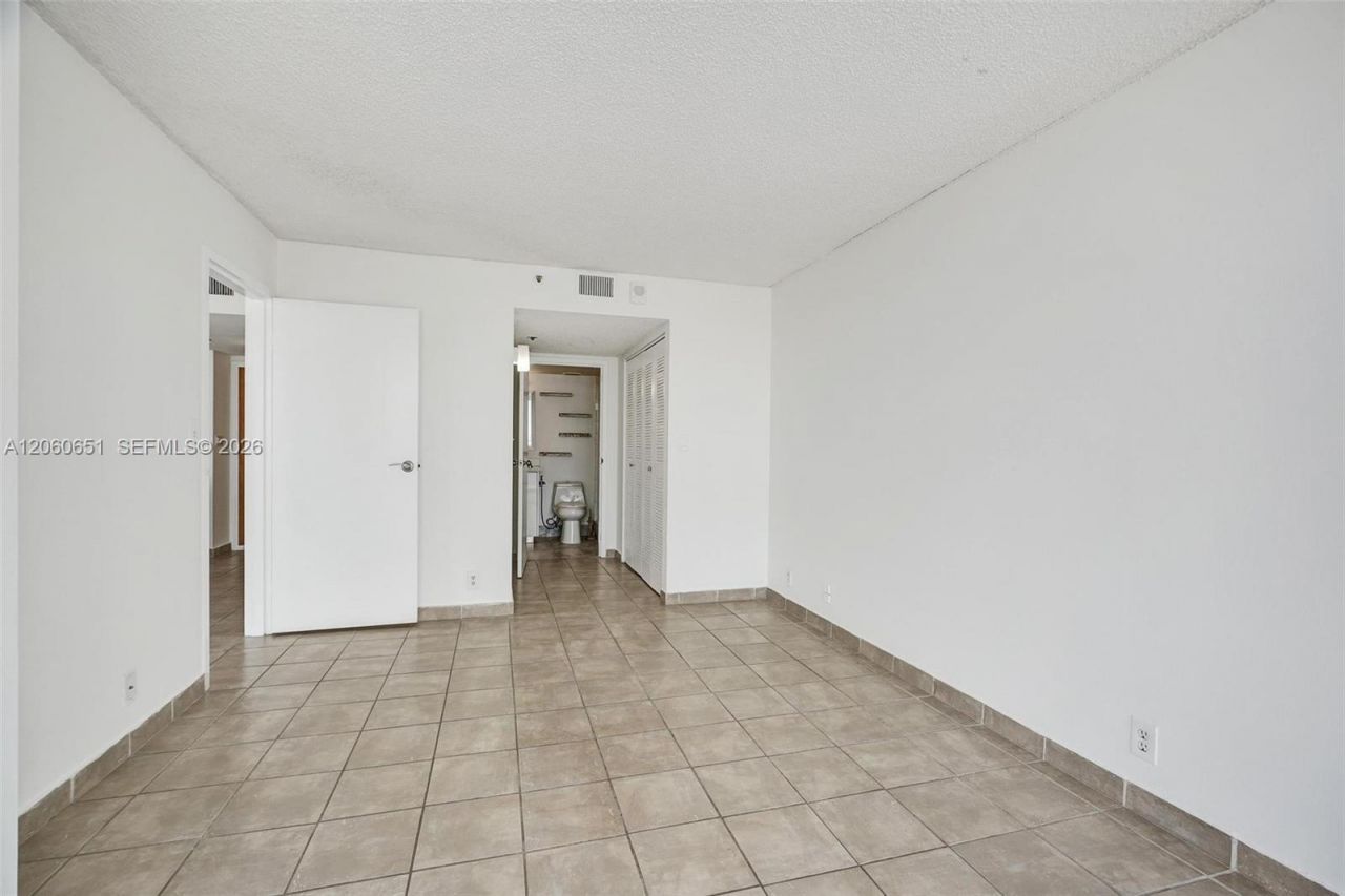 7601 E Treasure Dr , Unit 717, North Bay Village, FL 33141 Photo