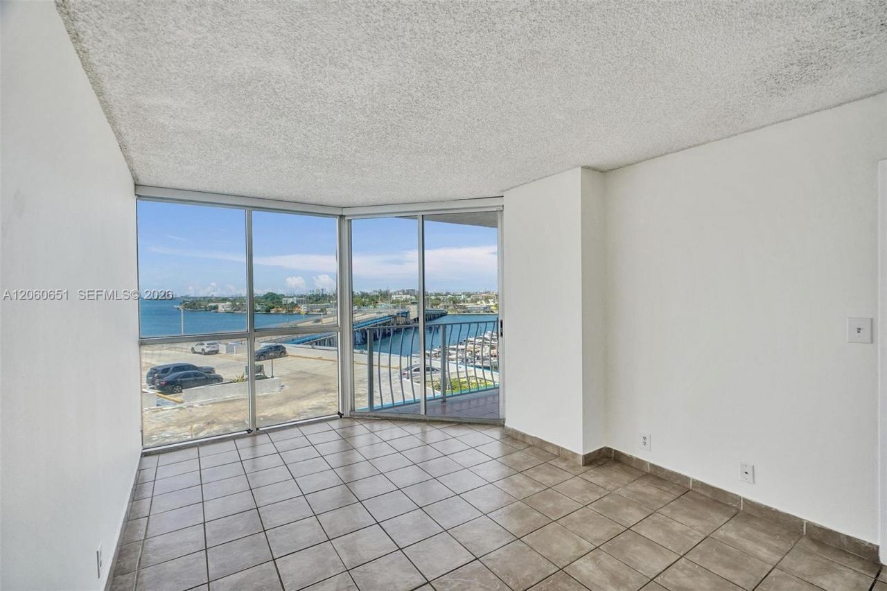 7601 E Treasure Dr , Unit 717, North Bay Village, FL 33141 Photo