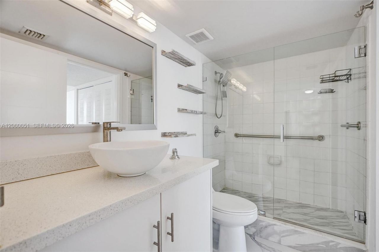 7601 E Treasure Dr , Unit 717, North Bay Village, FL 33141 Photo