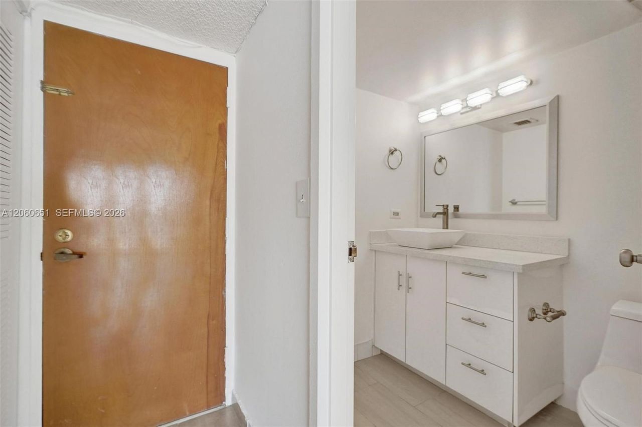 7601 E Treasure Dr , Unit 717, North Bay Village, FL 33141 Photo
