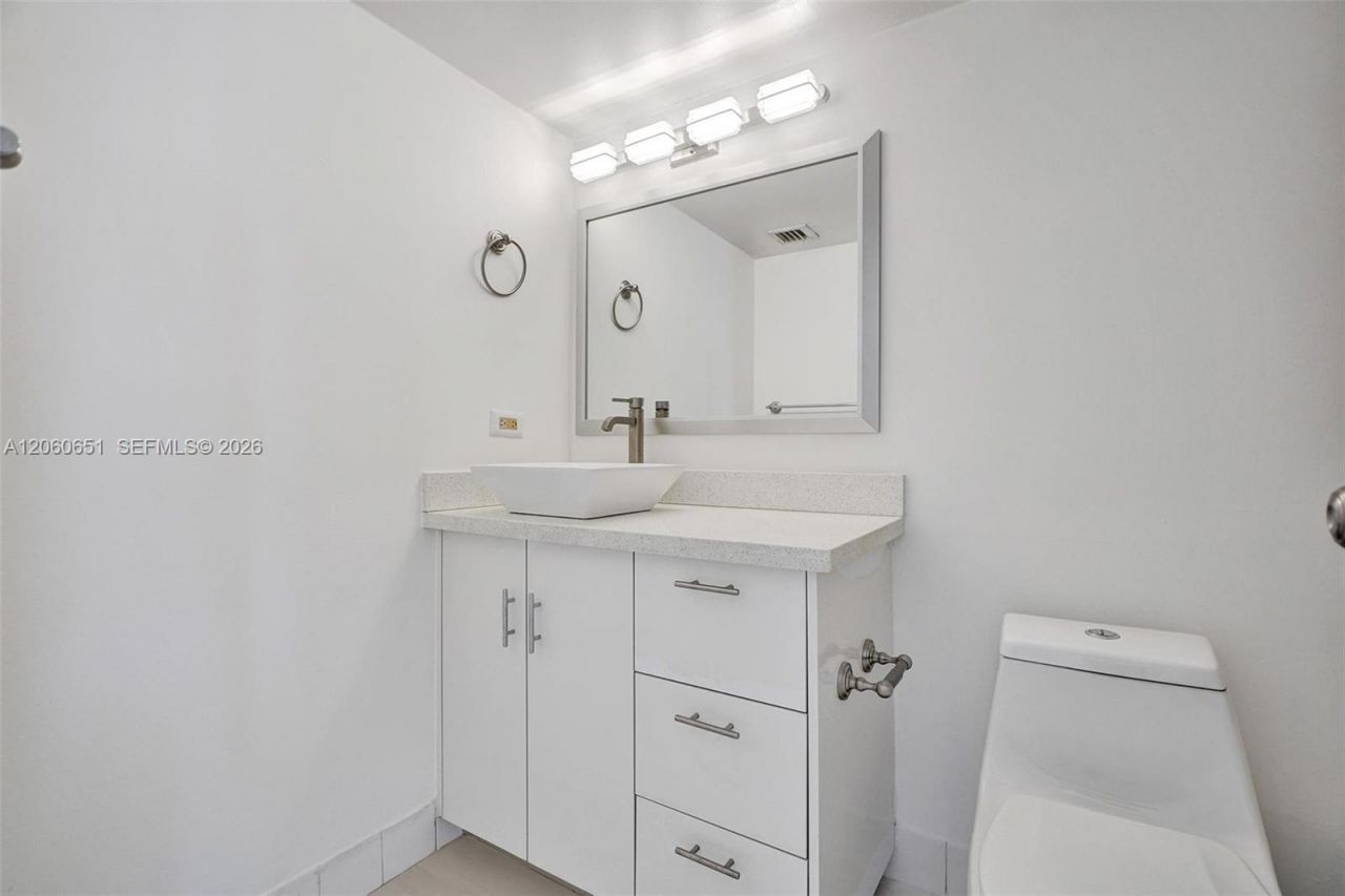 7601 E Treasure Dr , Unit 717, North Bay Village, FL 33141 Photo