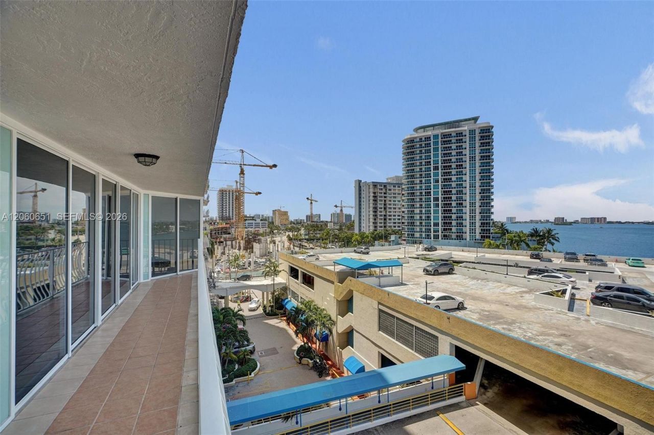 7601 E Treasure Dr , Unit 717, North Bay Village, FL 33141 Photo