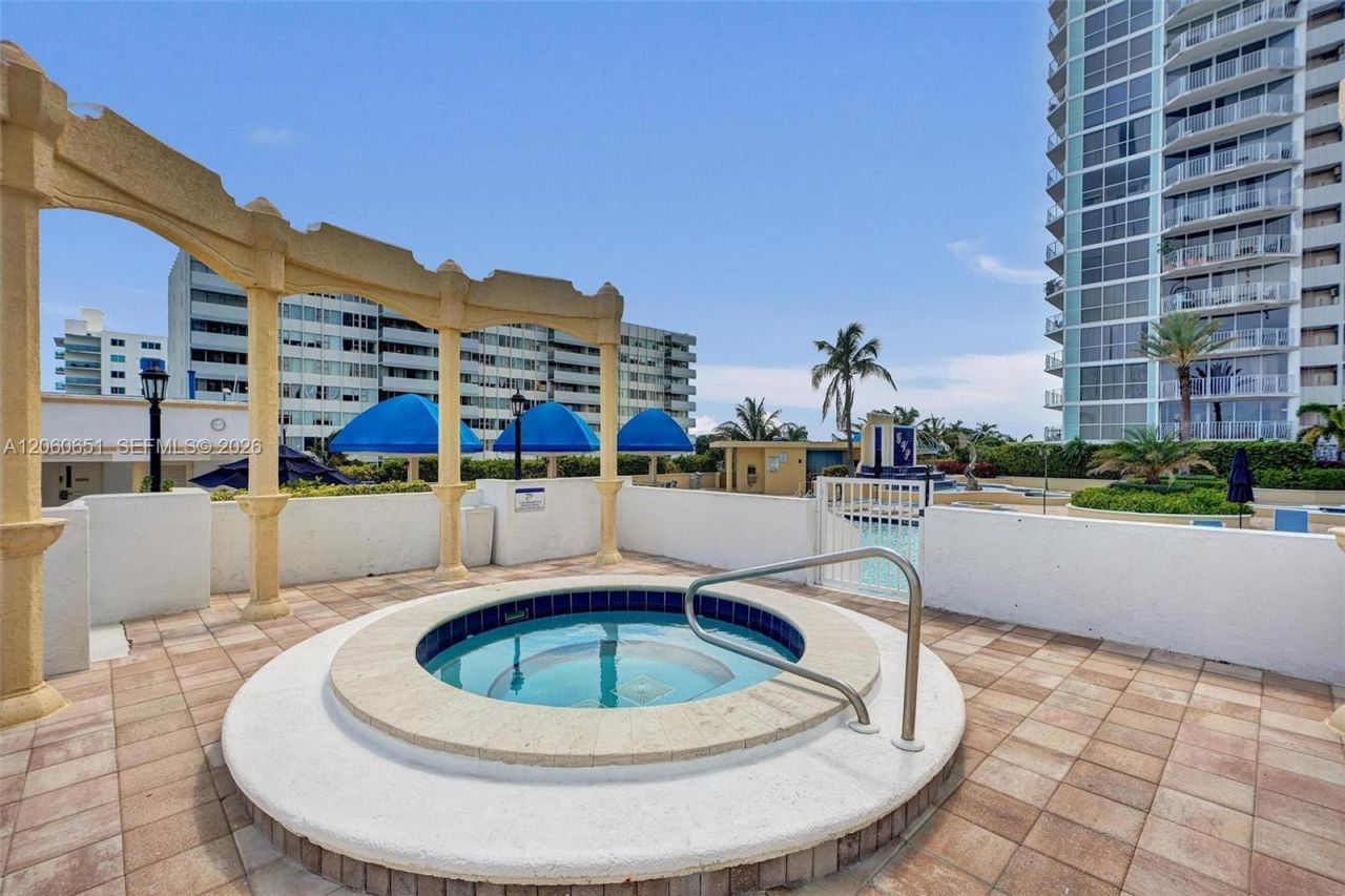 7601 E Treasure Dr , Unit 717, North Bay Village, FL 33141 Photo