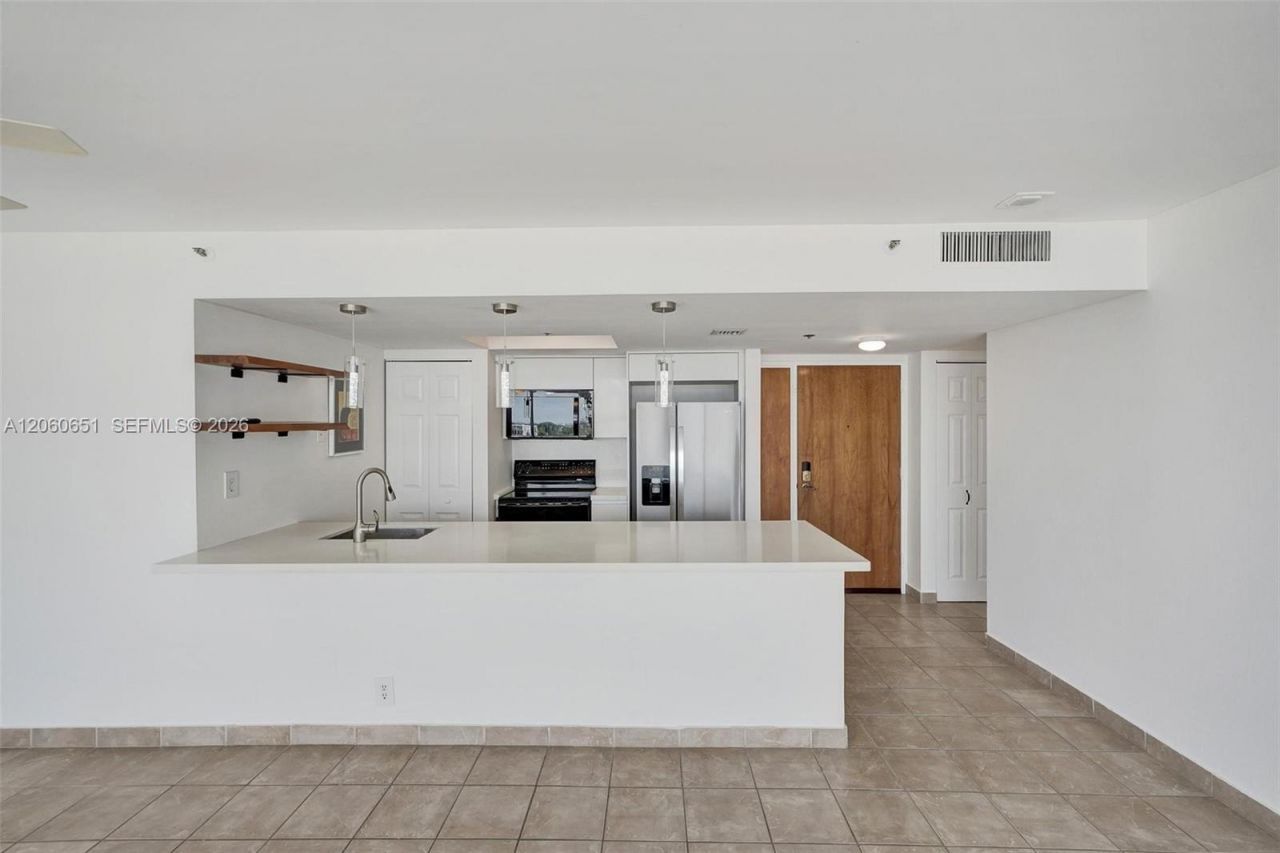 7601 E Treasure Dr , Unit 717, North Bay Village, FL 33141 Photo