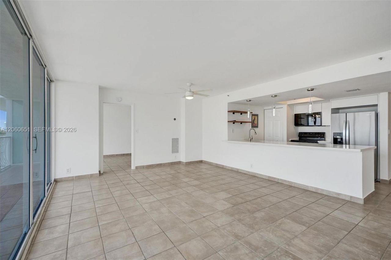 7601 E Treasure Dr , Unit 717, North Bay Village, FL 33141 Photo