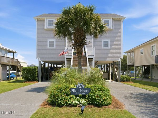 922 Broadway Street, Surf City, NC 28445