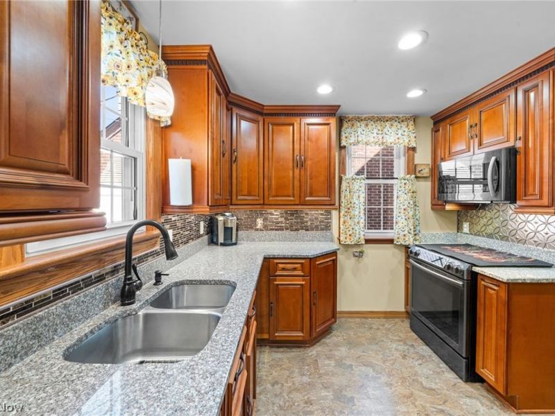 6110 Brookside Drive , Cleveland, OH 44144 Photo 7