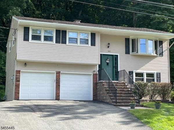 46 Deer Path Dr, Mount Olive, NJ 07836