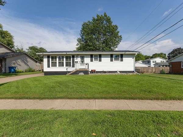 1412 Hiawatha Lane , Camanche, IA 52730