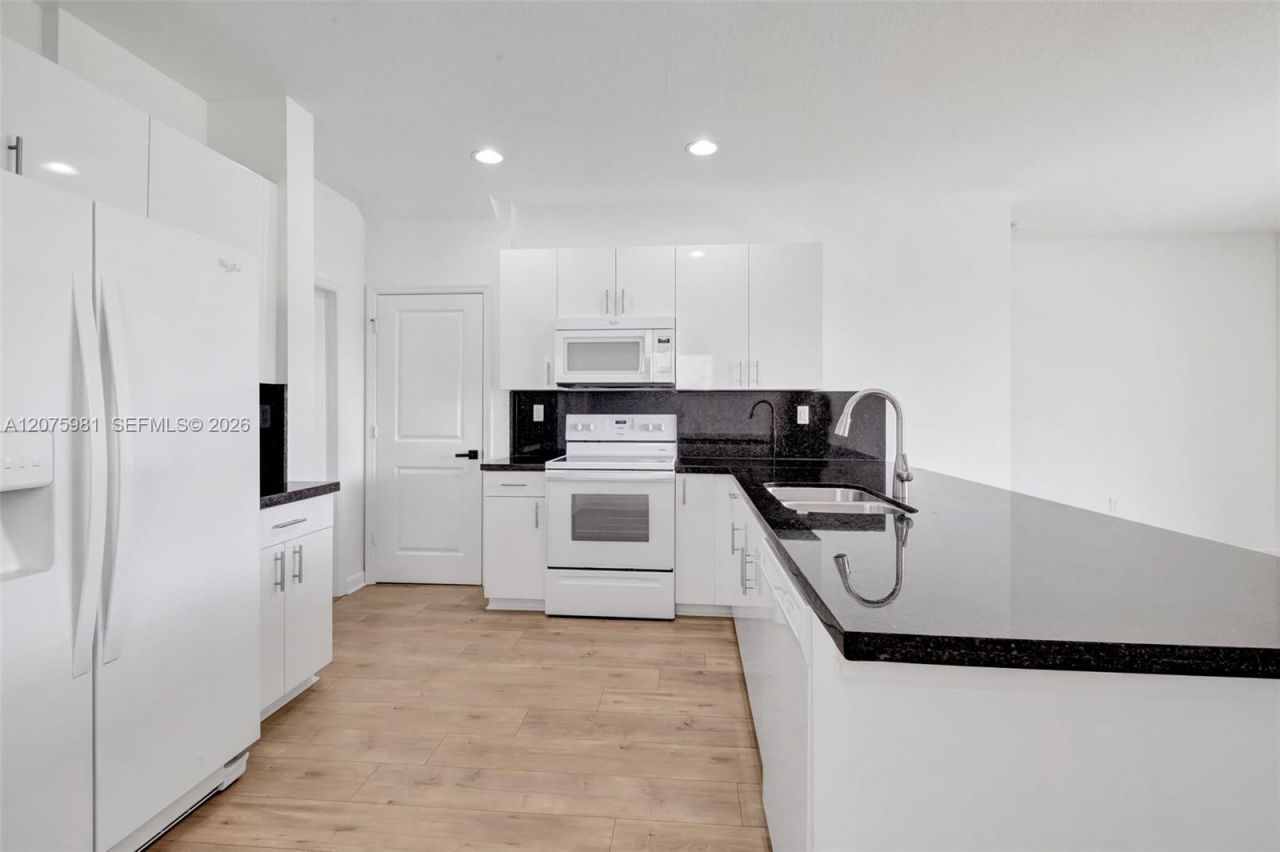 465 NE 194th Ter , Unit 465, Miami, FL 33179 Photo