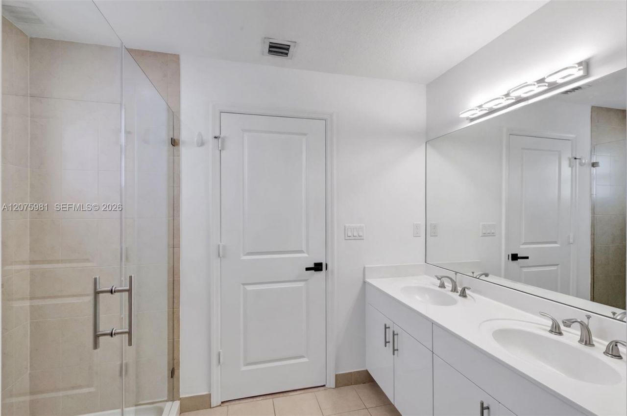 465 NE 194th Ter , Unit 465, Miami, FL 33179 Photo