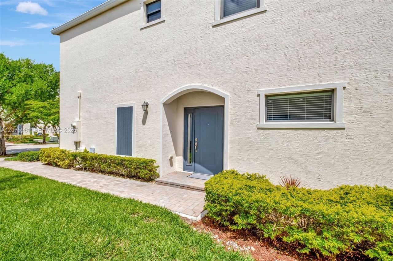 465 NE 194th Ter , Unit 465, Miami, FL 33179 Photo