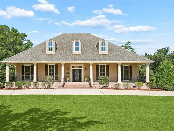 525 PELICAN RIDGE Drive, Madisonville, LA 70447