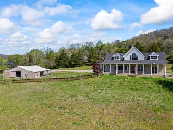 216 Old Wolf Hill Rd, Bethpage, TN 37022