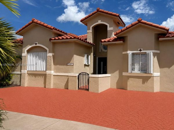 15957 SW 54th Ter , Miami, FL 33185