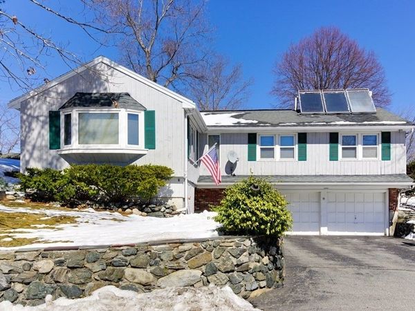 39 Locust St, Burlington, MA 01803
