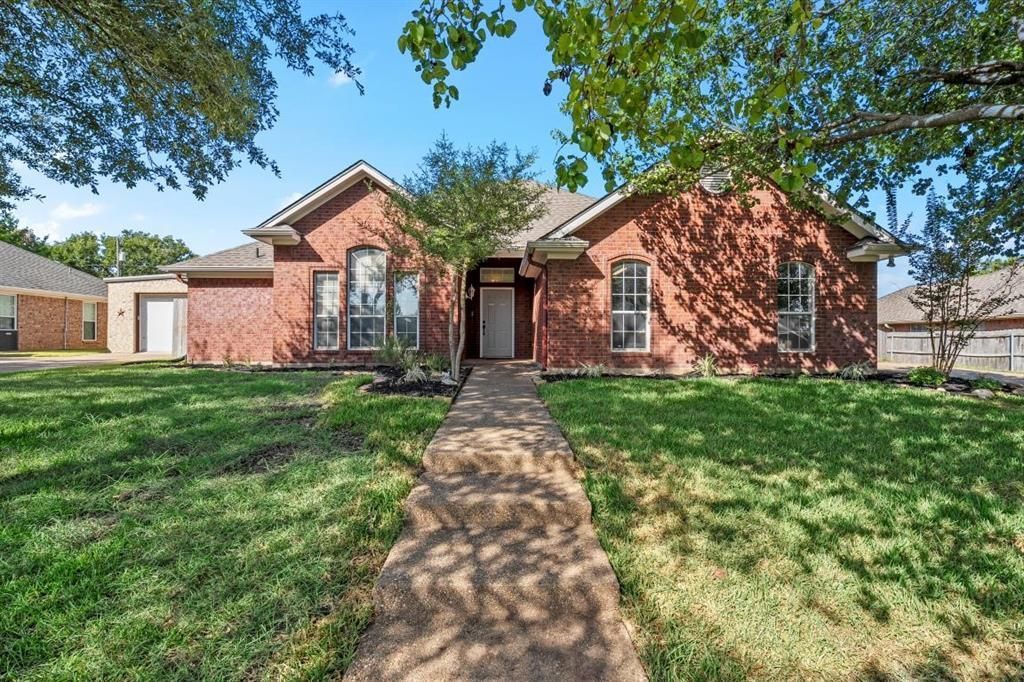 325 Fannin Drive, Hewitt, TX 76643 Main Photo